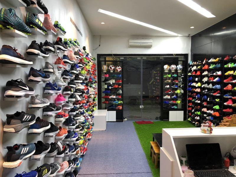 Cửa hàng bán giày đá bóng Soccerstore với đa dạng sản phẩm.