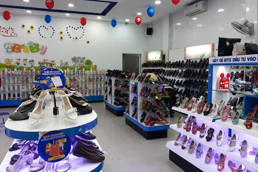 Cửa hàng Biti's với mặt tiền hiện đại và logo quen thuộc, nơi khách hàng có thể tìm thấy nhiều loại giày dép, bao gồm cả giày sneaker