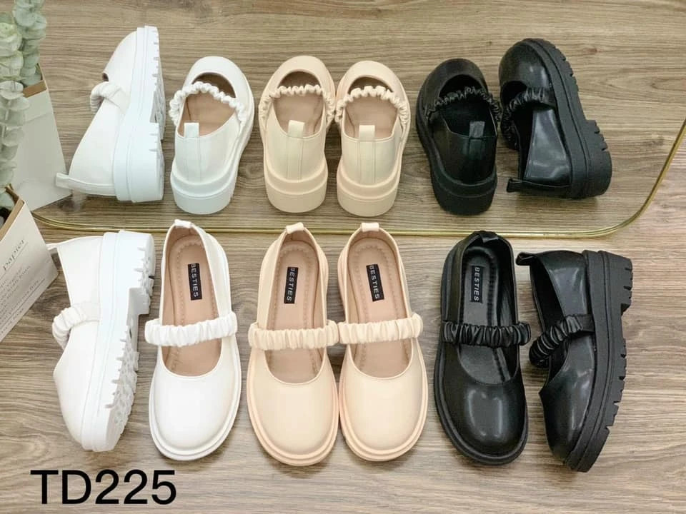 Cửa hàng Hoa Hồng Shop trưng bày giày dép và phụ kiện thời trang, bao gồm nhiều mẫu giày thể thao