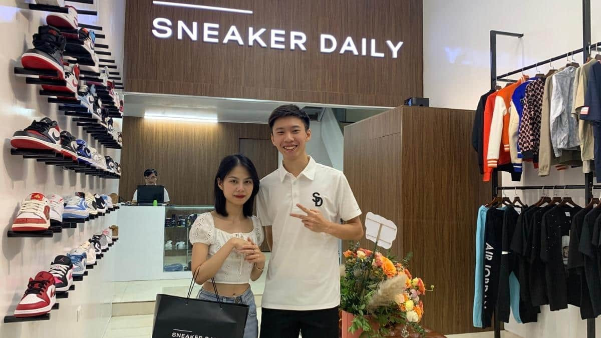 Cửa hàng trưng bày giày sneaker