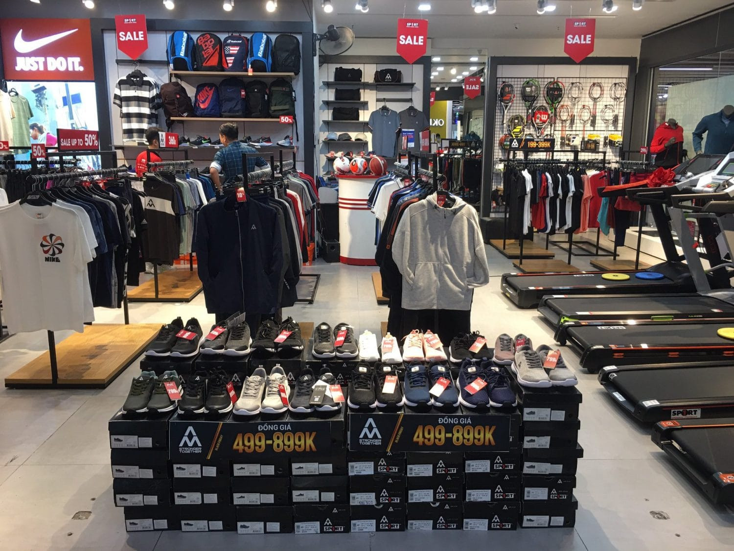 Đa dạng sản phẩm giày và quần áo thể thao Nike, Adidas tại chuỗi cửa hàng Sport1