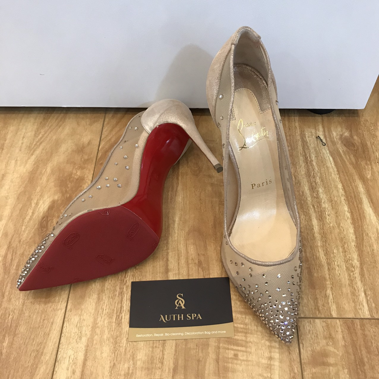 Dán đế giày Louboutin chống trượt