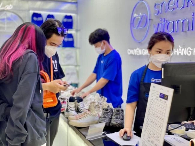Dán đế giày sneaker bị bong