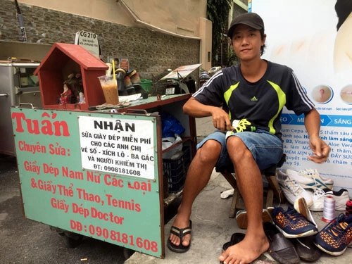 Dán đế giày thể thao chuyên nghiệp tại cửa hàng sửa giày ở TPHCM