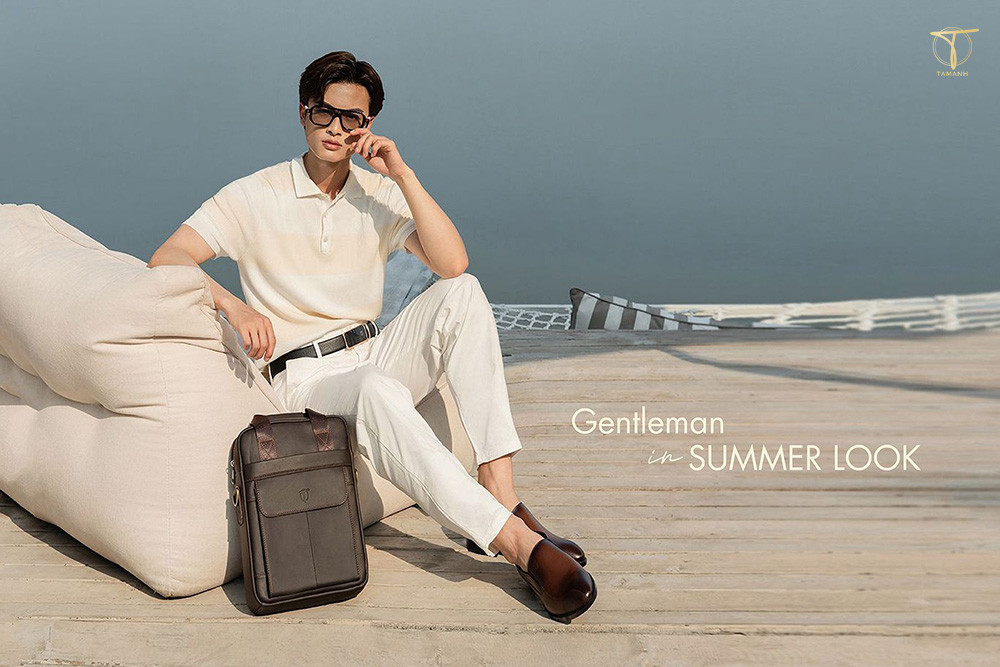 Đàn ông phối quần kaki và giày lười da bò cùng áo polo trẻ trung, tôn lên vẻ thanh lịch của giày lười da nam cao cấp