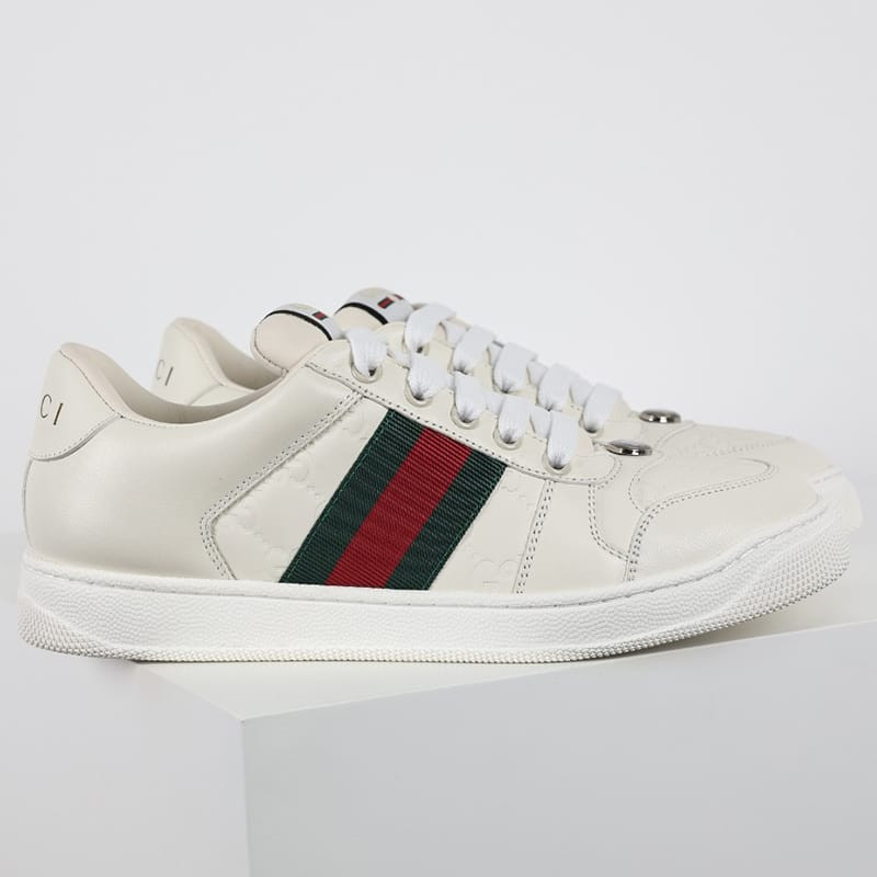 Dáng giày sneaker sang trọng, phản ánh gu thời trang lịch lãm của Sơn Tùng với giày lười