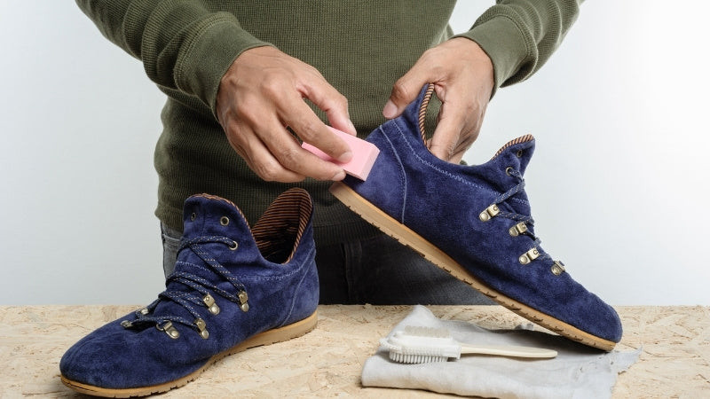 Đánh bóng giày sneaker giúp làm mờ và hạn chế vết nhăn, đồng thời bảo vệ bề mặt giày