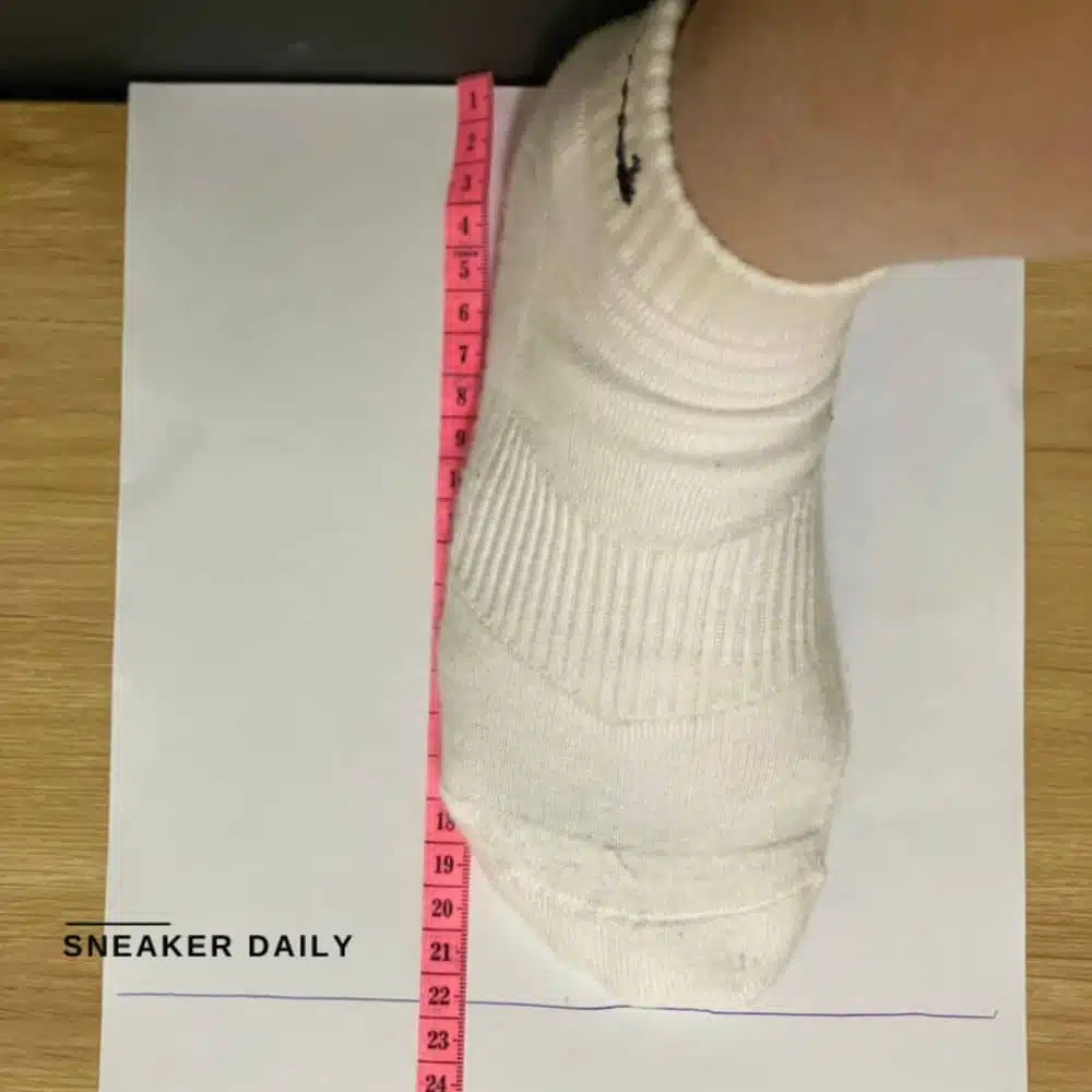 Đánh dấu điểm dài nhất của bàn chân khi chọn size giày Jordan 1