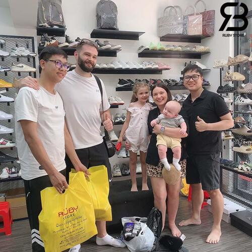 Đánh giá 5 sao và bình luận hài lòng của người mua về giày sneaker của Ruby Store