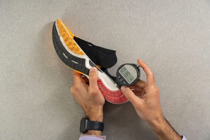 Đánh giá độ mềm mại của đệm giữa trên giày Puma Deviate Nitro 2.