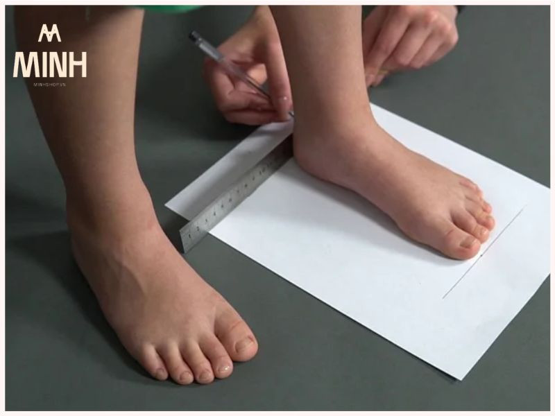 Đặt bàn chân lên giấy và dùng bút vẽ theo viền để lấy số đo chiều dài, hỗ trợ quá trình chọn size giày Onitsuka Tiger.