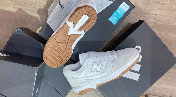 Dấu hiệu nhận biết New Balance 550 chính hãng qua logo trên đế