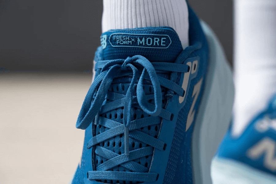Dây giày và lưỡi gà của New Balance Fresh Foam X More v5
