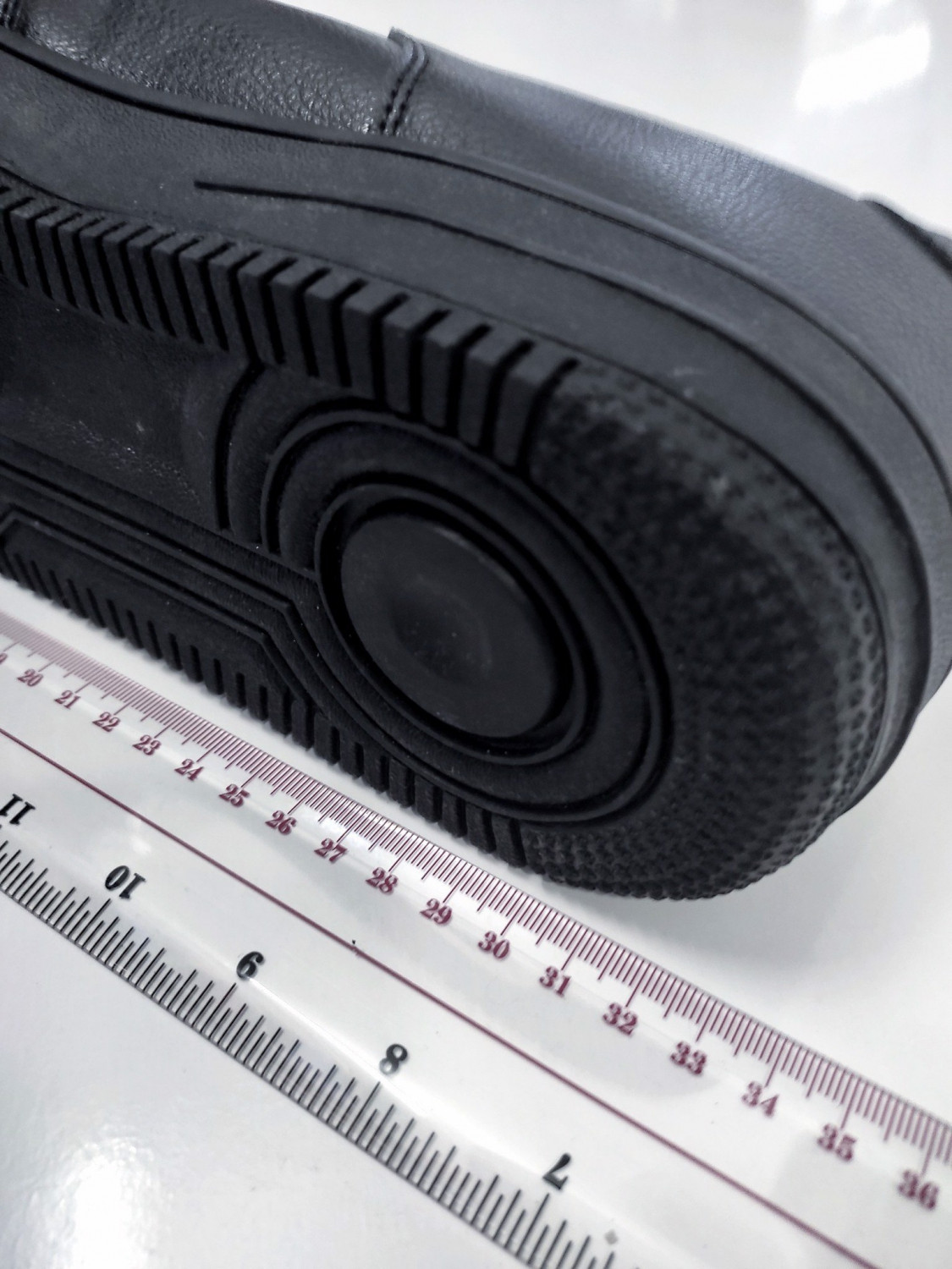 Đế cao su chống trơn trượt của giày sneaker nam big size, đảm bảo an toàn.