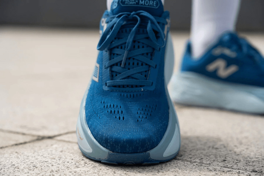 Đế giữa New Balance Fresh Foam X More v5 với thiết kế rộng ở mũi