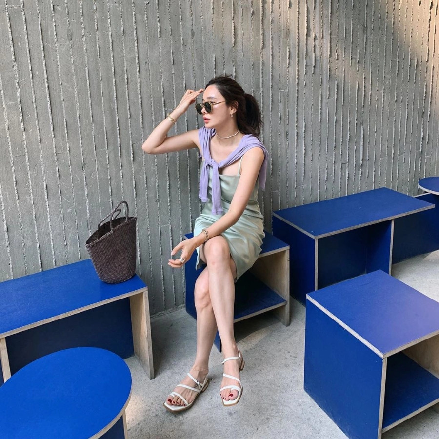 Diện đầm hoa màu vàng tươi cùng sandal cao gót màu nude nữ tính