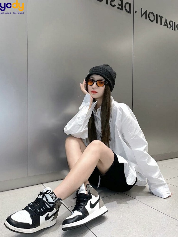 Diện giày sneaker jordan nữ với áo sơ mi dáng rộng hiện đại