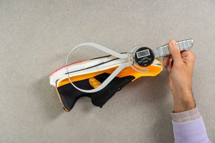Đo chiều cao gót của giày chạy bộ Puma Deviate Nitro 2.