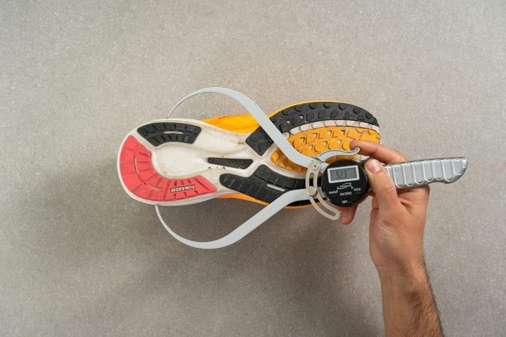 Đo chiều rộng phần gót đệm giữa của giày Puma Deviate Nitro 2.