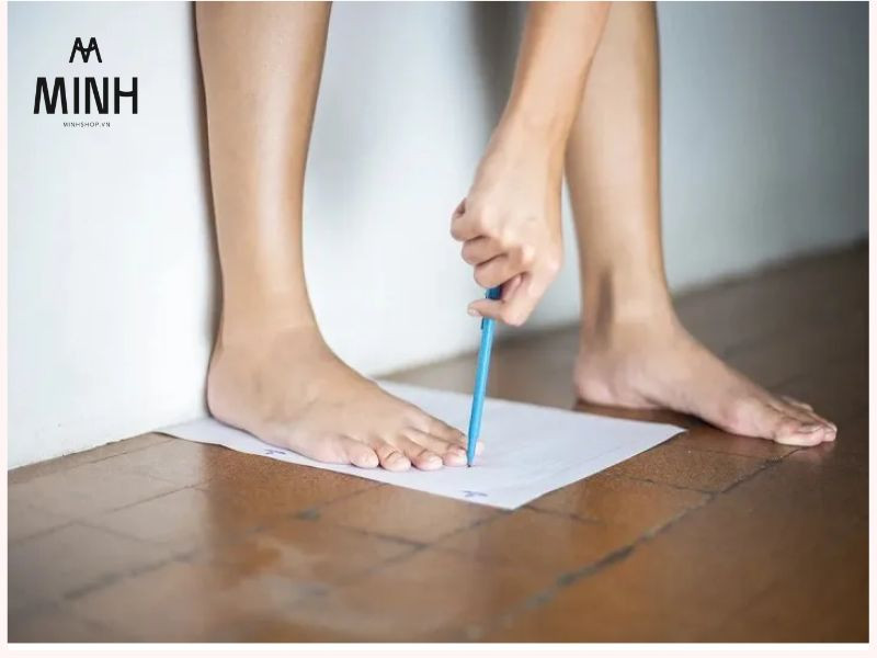Đo chính xác chiều dài từ gót chân đến ngón chân dài nhất để có số liệu cơ bản, giúp chọn size giày Onitsuka Tiger phù hợp.