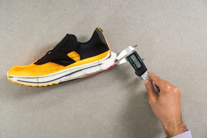Đo độ dày mặt đế giày chạy Puma Deviate Nitro 2.