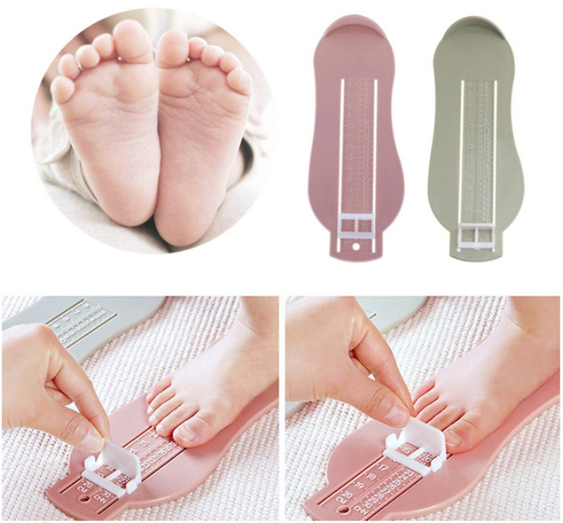 Đo size giày cho bé dưới 3 tuổi bằng cách đặt chân lên thước kẻ