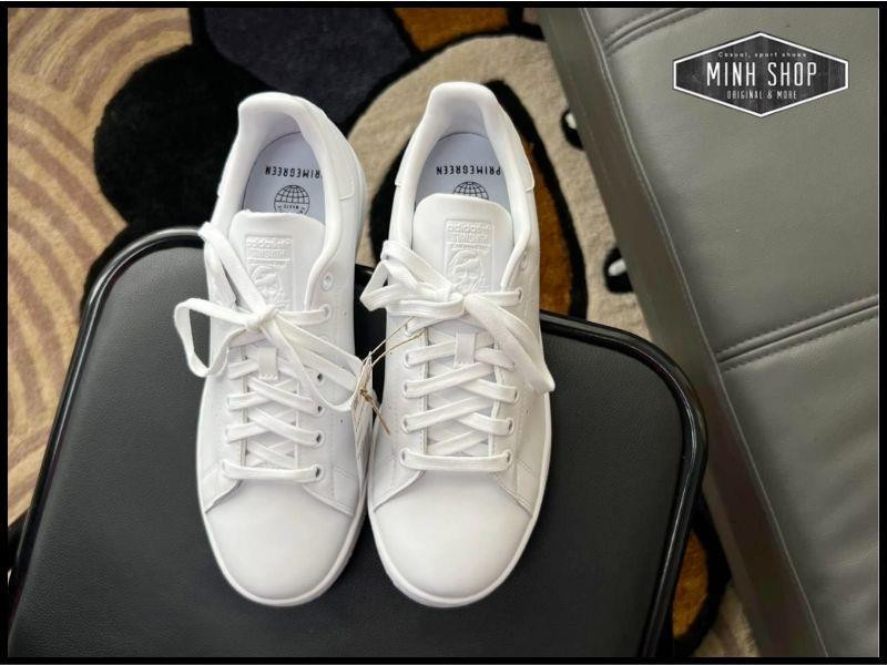 Đôi Adidas Stan Smith trắng kinh điển, biểu tượng của các hãng giày sneaker nổi tiếng