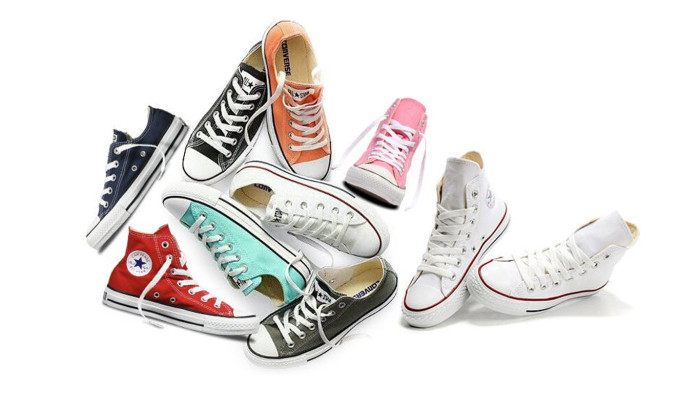 Đôi bàn chân đặt trên giấy để chuẩn bị đo kích thước giày Converse