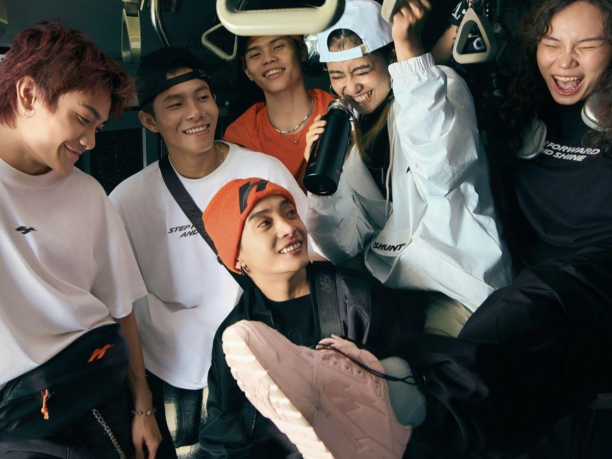 Đôi bàn chân được thư giãn trong đôi giày sneaker local brand thoải mái, thể hiện sự quan trọng của sự vừa vặn