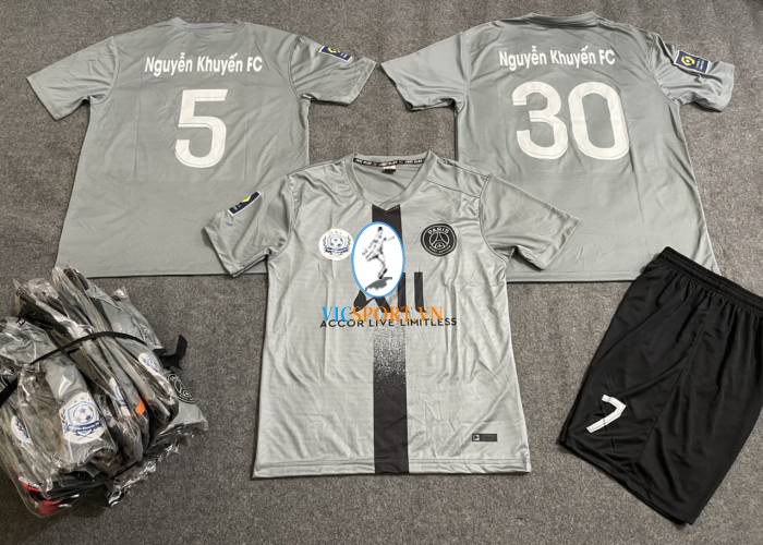 Đội bóng Nguyễn Khuyến FC thi đấu tại sân cỏ Nha Trang
