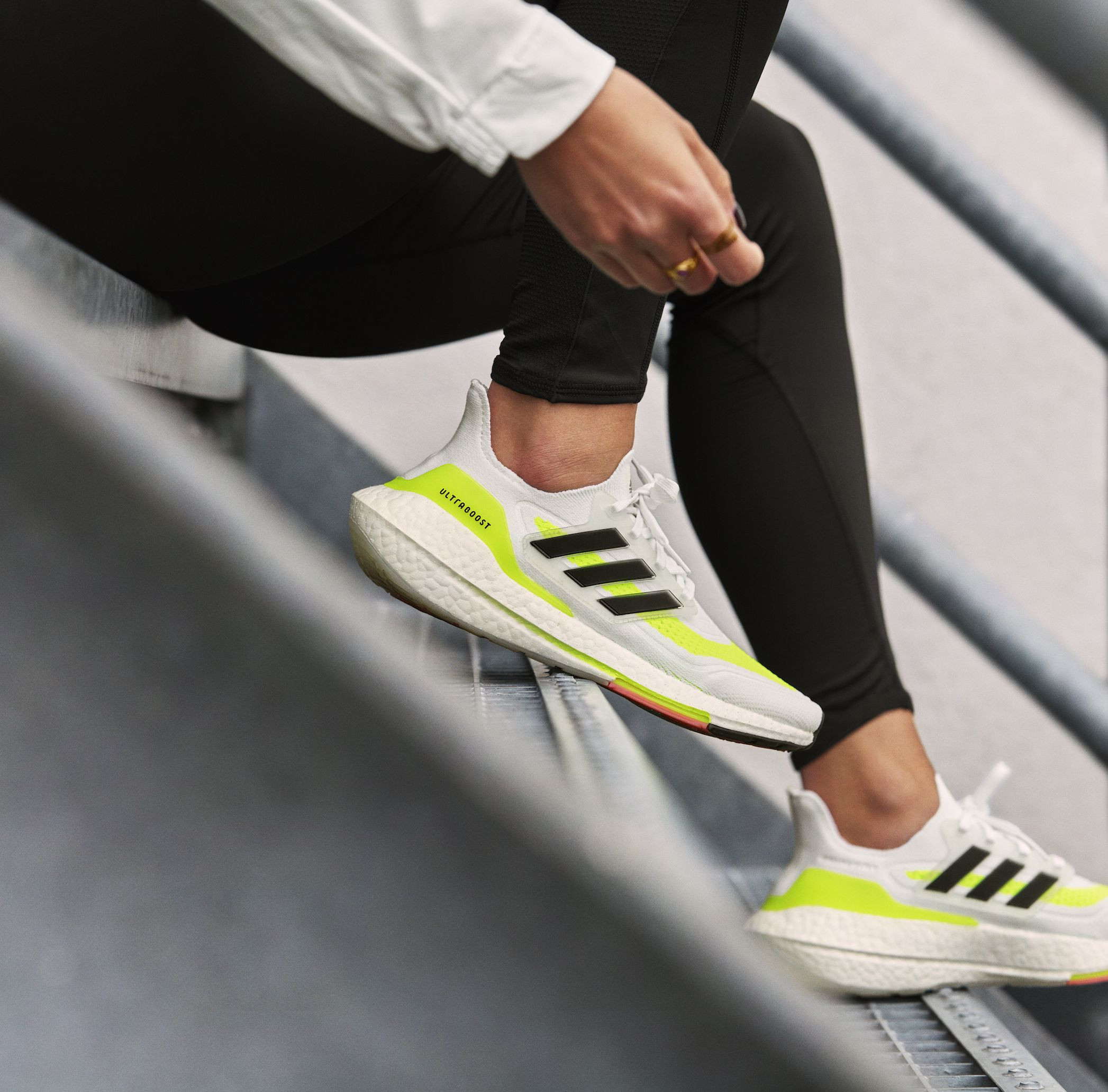 Đôi giày Adidas Ultra Boost 21 màu đen trắng với đế Boost êm ái, lý tưởng cho nam giới mùa hè