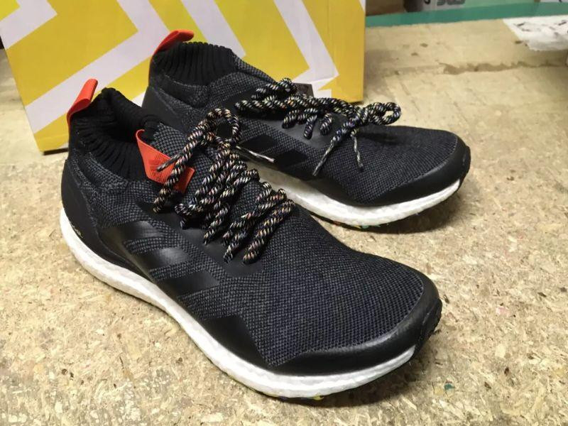 Đôi giày Adidas UltraBoost Mid G26841 màu xám hiện đại trên mặt đường ẩm ướt