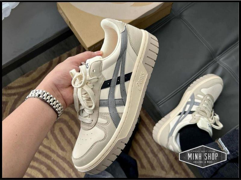 Đôi giày Asics Court MZ với thiết kế thể thao và màu sắc trang nhã