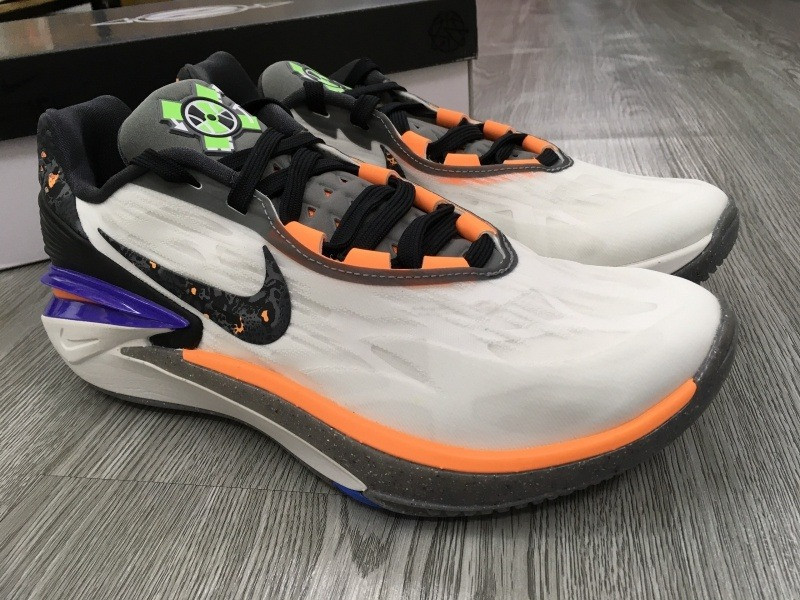 Đôi giày bóng rổ Nike Zoom GT Cut 2 nổi bật với gam màu rực rỡ