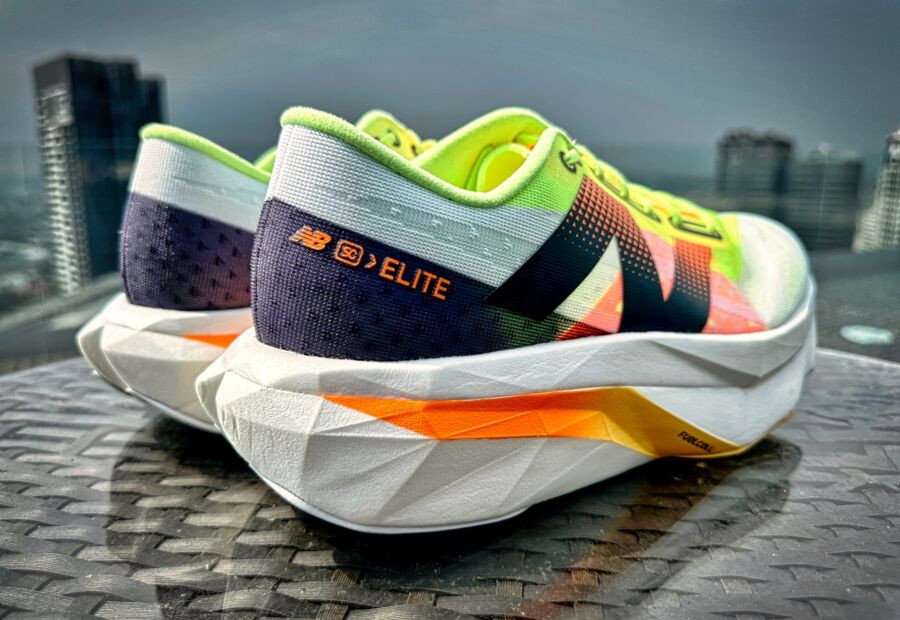 Đôi giày chạy New Balance FuelCell Elite v4 trên đường đua, sẵn sàng cho những bước chạy đầu tiên