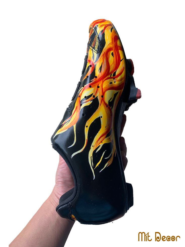 Đôi giày đá bóng được vẽ tay tỉ mỉ với màu sắc nổi bật