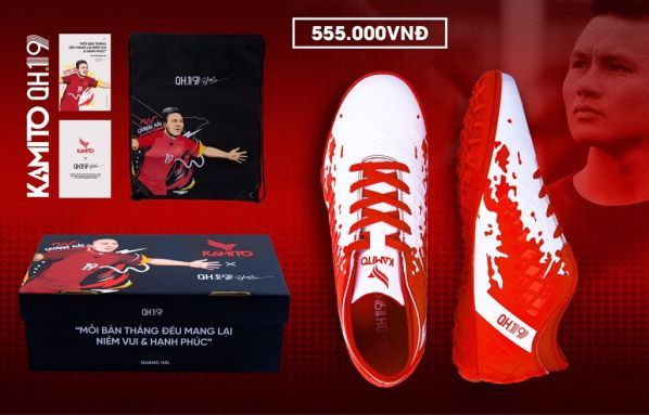 Đôi giày đá bóng Kamito QH19 màu trắng đỏ trên sân cỏ