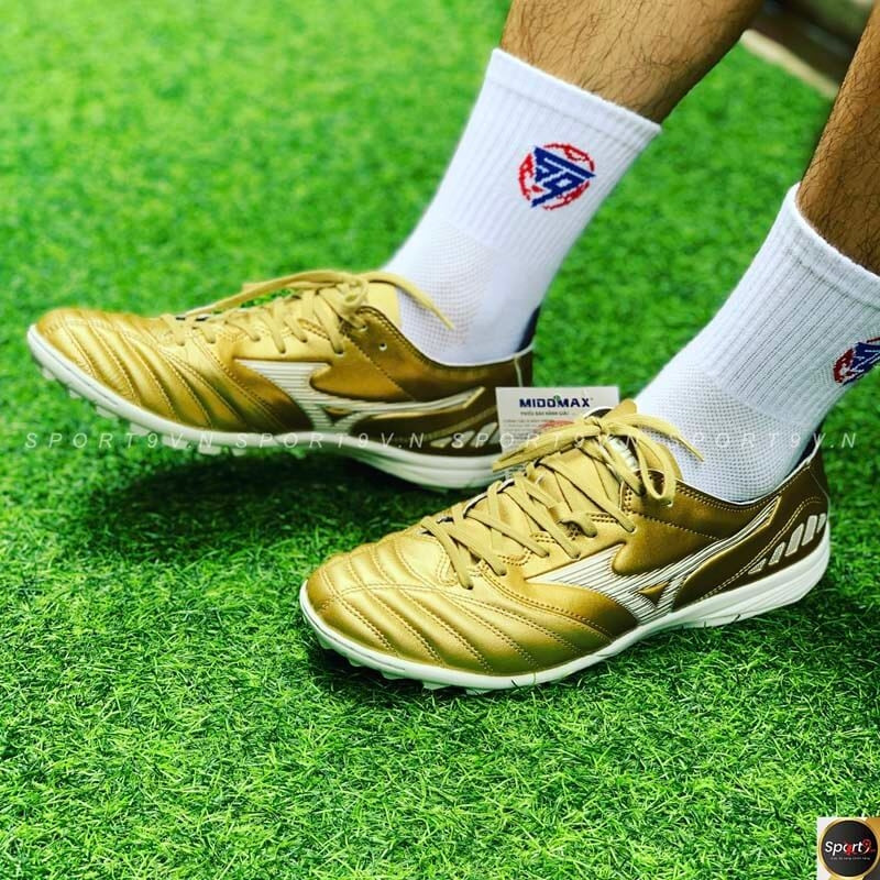Đôi giày đá bóng Mizuno Neo 3 màu trắng xanh trên sân cỏ