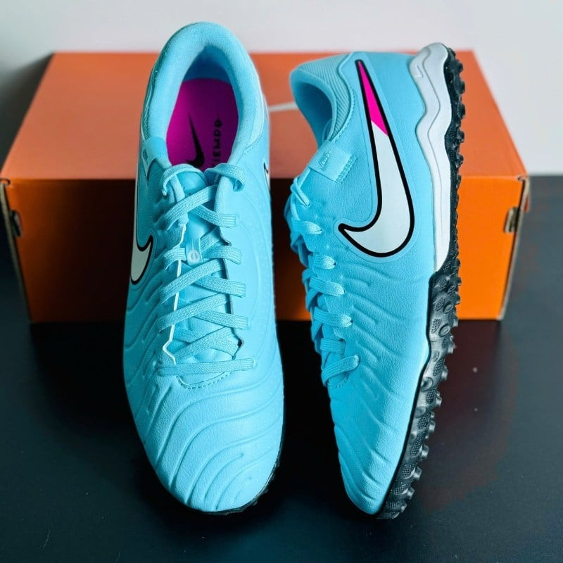 Đôi giày đá bóng Nike Tiempo 10 Academy màu xanh lam, minh họa tính linh hoạt phù hợp với nhiều vị trí chơi bóng