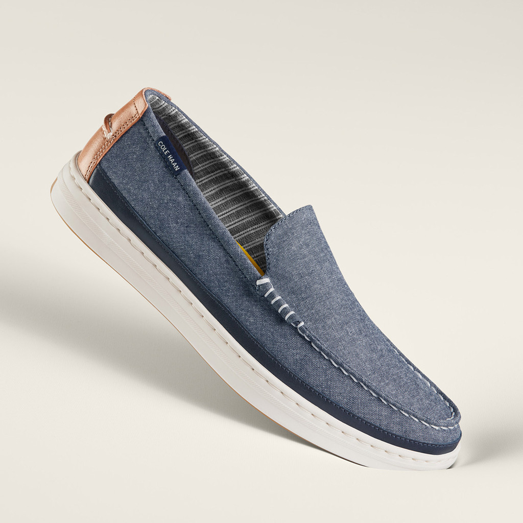 Đôi giày lười Cole Haan Cloudfeel Loafer bằng vải xám, thể hiện sự êm ái, một đặc tính quan trọng của giày lười có dây hiện đại.