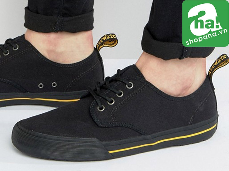 Đôi giày lười Dr Martens màu đen cổ điển với đế đặc trưng.