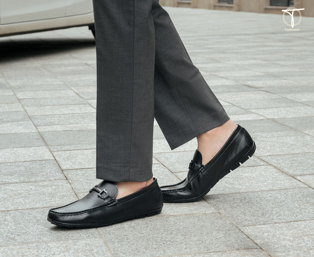 Đôi giày lười Moccasin nam với đường may nổi đặc trưng, mang lại sự thoải mái tối đa.