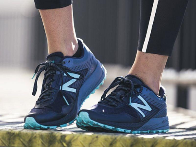 Đôi giày New Balance 910V4 Gore-Tex màu xanh xám có công nghệ chống thấm hiệu quả