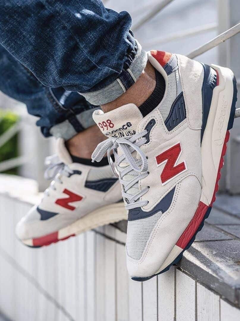 Đôi giày New Balance 998 màu xám cho cặp đôi