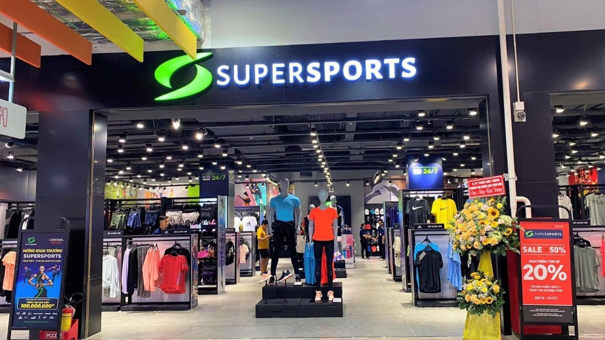 Đôi giày New Balance đang được trưng bày tại cửa hàng Supersports