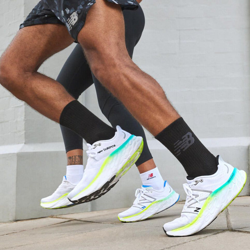 Đôi giày New Balance thể thao với thiết kế ôm chân, mang lại cảm giác êm ái tối đa