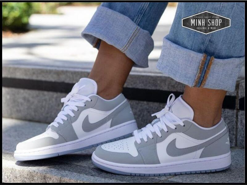 Đôi giày Nike Air Jordan 1 Low cổ thấp, mang đến phong cách thời trang năng động.