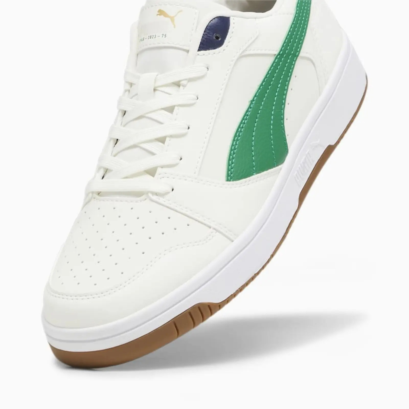 Đôi giày Puma V6 Low nam màu trắng xanh, thể hiện chất liệu và đường may tỉ mỉ, giúp nhận diện giày Puma thật.