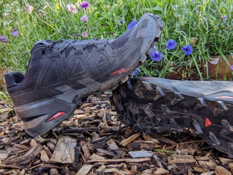 Đôi giày Salomon Speedcross 4 GTX màu đen xanh với đế gai chuyên dụng cho địa hình