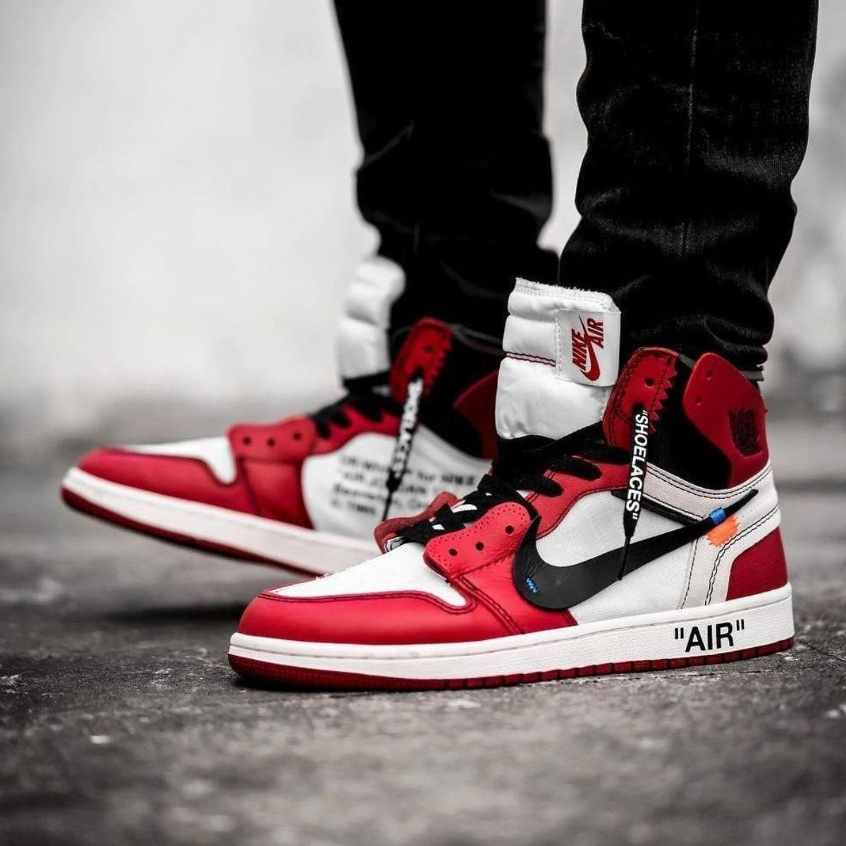 Đôi giày sneaker hot Air Jordan 1 Off-White Chicago với chi tiết deconstructed